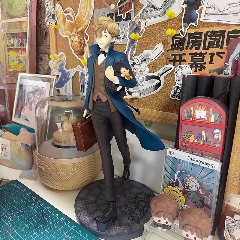 Figura de Newt Scamander con N - Interior Design House reseña y precio